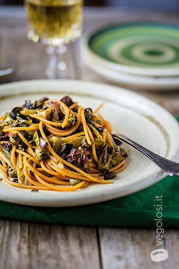 Spaghetti di lenticchie rosse con scarola e capperi