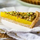 Crostata vegan con crema all'arancia e granella di pistacchi