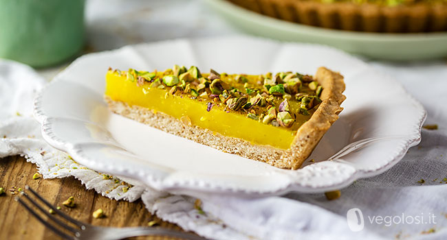 Crostata vegan con crema all'arancia e granella di pistacchi