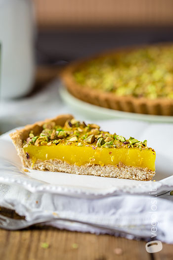 Crostata vegan con crema all'arancia e granella di pistacchi