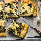 Pizza al cavolo nero, pesto e crema di tofu