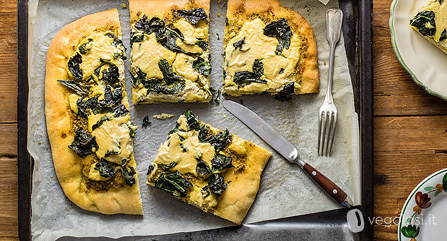 Pizza al cavolo nero, pesto e crema di tofu