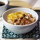 Porridge con banane caramellate e mandorle - Video ricetta