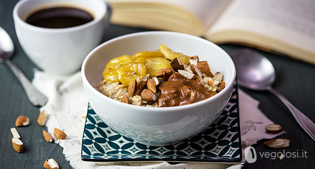Porridge con banane caramellate e mandorle - Video ricetta