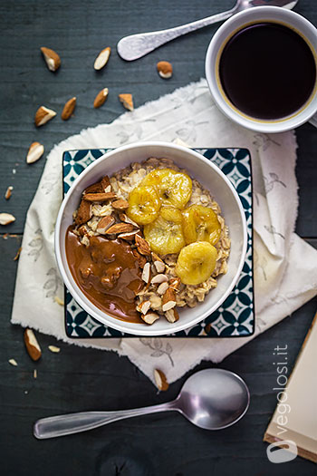 Porridge con banane caramellate e mandorle - Video ricetta