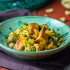 Spezzatino di tempeh con broccoli e anacardi