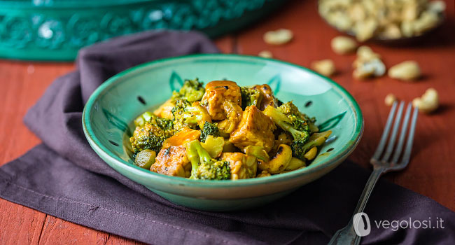 Spezzatino di tempeh con broccoli e anacardi