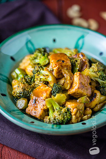 Spezzatino di tempeh con broccoli e anacardi