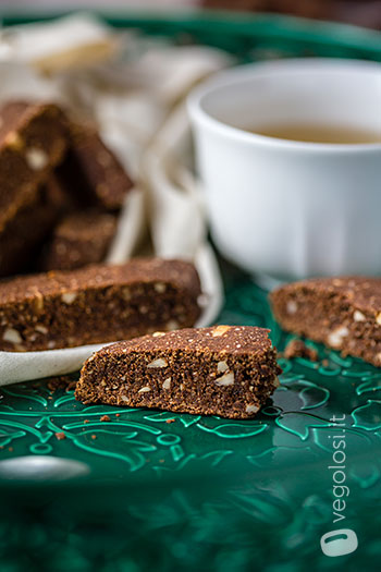 Biscotti vegani senza zucchero cacao e mandorle