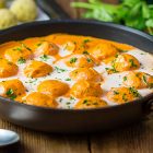 Polpette di patate e tofu con salsa al curry