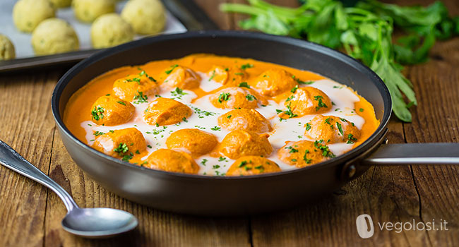 Polpette di patate e tofu con salsa al curry