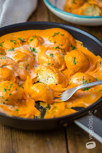 Polpette di patate e tofu con salsa al curry