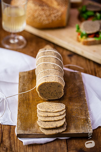 Affettato vegan di cannellini alle olive e senape