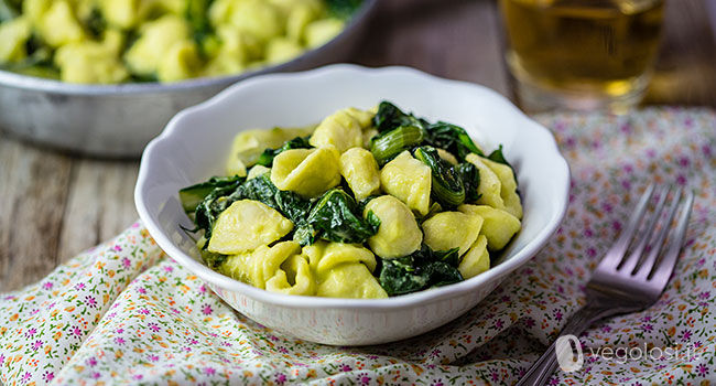 Orecchiette con crema di fave e cicoria saltata