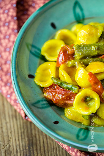 Orecchiette agli asparagi e pomodorini con salsa allo zafferano