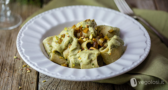 Paccheri con crema di carciofi, seitan croccante e pistacchi