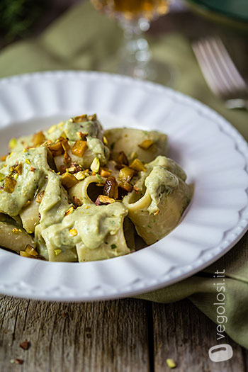 Paccheri con crema di carciofi, seitan croccante e pistacchi