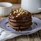 Pancake vegan al cacao e nocciole con salsa al cioccolato