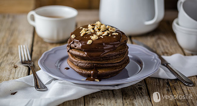 Pancake vegan al cacao e nocciole con salsa al cioccolato