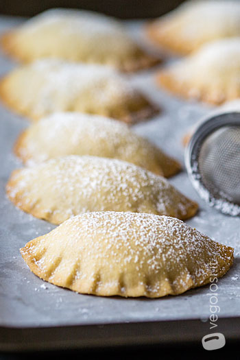Ravioli dolci di pasta frolla ripieni di ricotta di mandorle e gocce di cioccolato