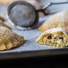 Ravioli dolci di pasta frolla ripieni di ricotta di mandorle e gocce di cioccolato