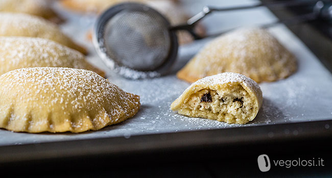 Ravioli dolci di pasta frolla ripieni di ricotta di mandorle e gocce di cioccolato