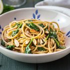 Spaghetti agli spinaci e limone con mandorle