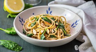 Spaghetti agli spinaci e limone con mandorle