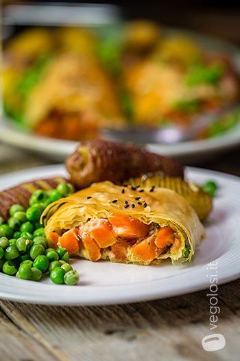 Strudel salato di pasta fillo alle carote e formaggio vegan