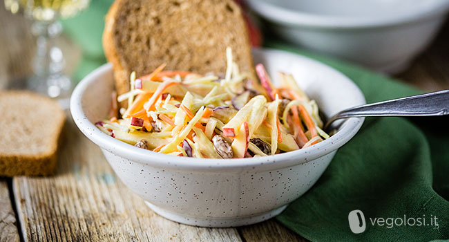 Coleslaw vegan alle carote, mele e uvetta