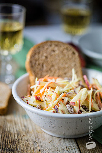 Coleslaw vegan alle carote, mele e uvetta