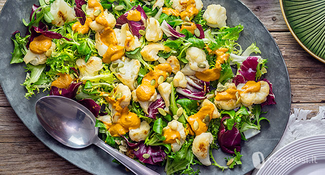 Insalata di cavolfiori e mele con dressing ai pomodori secchi