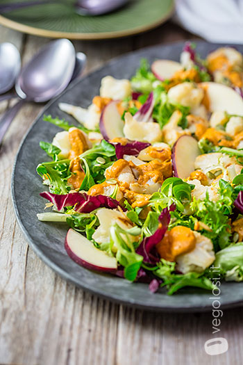 Insalata di cavolfiori e mele con dressing ai pomodori secchi