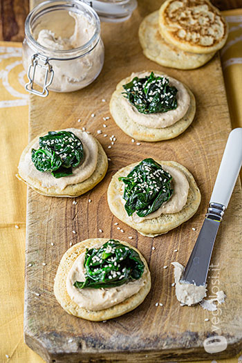 Mini blinis uovo lino formaggio anacardi spinacini