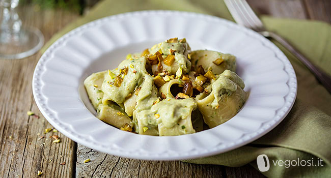 Paccheri con crema di carciofi, seitan croccante e pistacchi