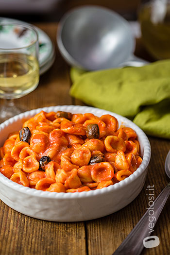 Orecchiette con crema di peperoni vegana