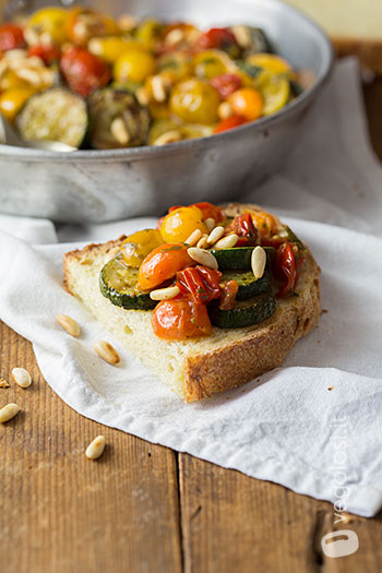 Pomodori colorati e zucchine ai pinoli e maggiorana