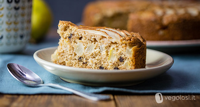 Torta vegan alle pere e nocciole con gocce di cioccolato