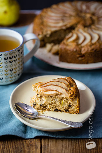 Torta vegan alle pere e nocciole con gocce di cioccolato