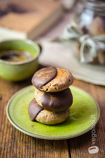 Biscotti vegani alle castagne e cioccolato speziati