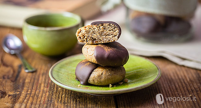 Biscotti vegani alle castagne e cioccolato speziati