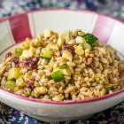 Insalata di cereali con zucchine, lamponi e origano