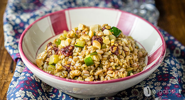 Insalata di cereali con zucchine, lamponi e origano