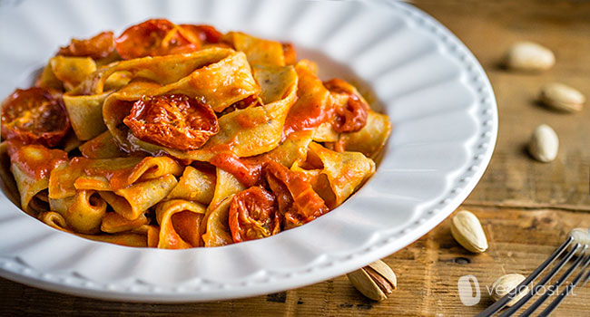 Tagliatelle con farina di pistacchi ai 3 pomodori