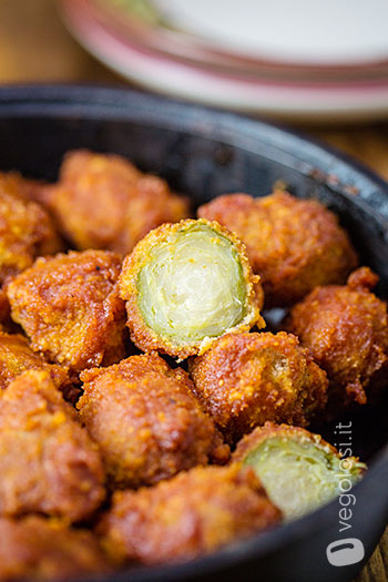 Cavolini di Bruxelles impanati al forno con salsa barbecue vegan