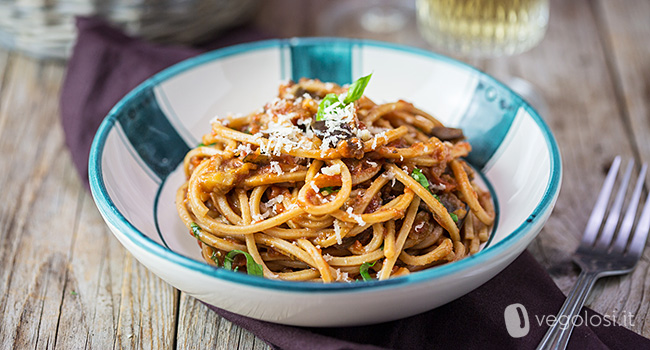 Spaghetti al sugo di melanzane vegan