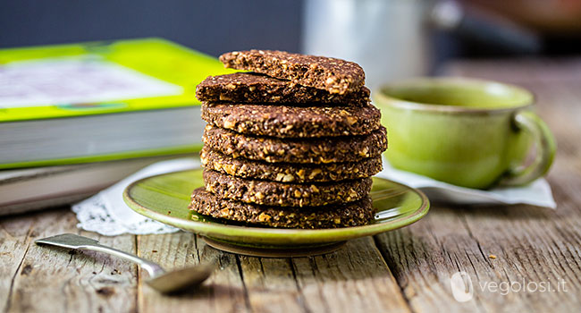 Biscotti vegani d'avena al cacao e nocciole