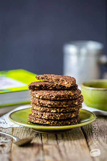Biscotti vegani d'avena al cacao e nocciole