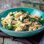 Fusilli con cavolo nero, mele e crema di tahina