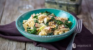 Fusilli con cavolo nero, mele e crema di tahina